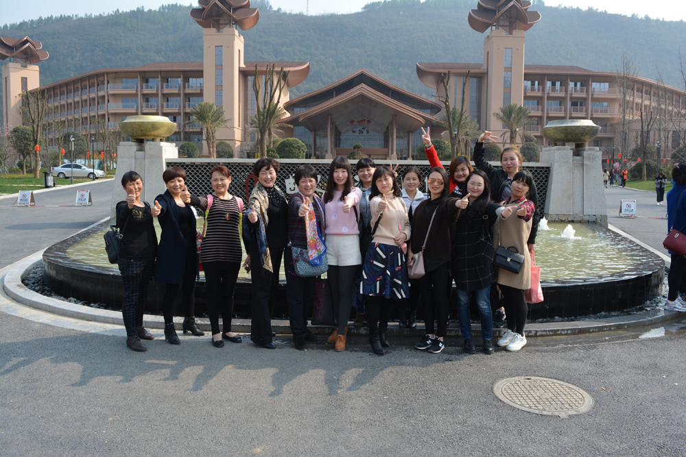 慶祝三八婦女節公司組織全體女職工到松滋泡溫泉