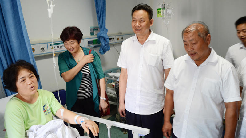 公司領導及員工看望受傷住院的公司工會主席肖琴
